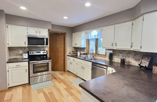 Hays House | Spacious, Big Family-Friendly 4 Bedroom Ranch Home in Hays, Kansas