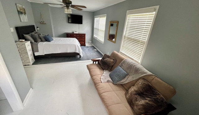 Charming 2-bedroom house in beautiful Tulsa with AC, WiFi