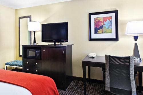 Holiday Inn Express Fort Grove Ihg Hotel 
